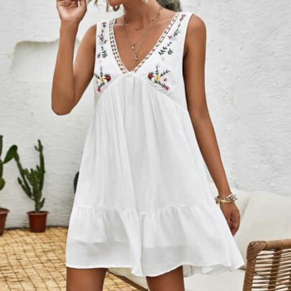 SHEIN Dresses & Skirts - White Flowy Floral Dress